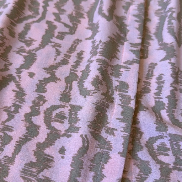 ELIZABETH AND JAMES Women’s Peach Print Drop Button-Front Top size M - Picture 3 of 6